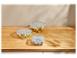 Boîtes de conservation en verre avec salade, crudités et olives.