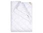 Couette blanche avec motif matelassé et étiquette dans le coin supérieur droit.
