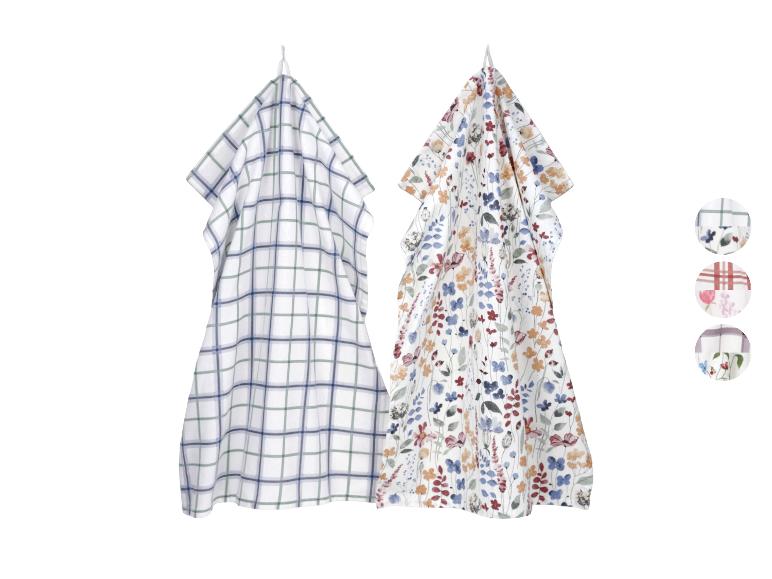 Deux torchons de cuisine, un à carreaux verts et bleus, et un à motif floral.