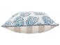 Coussin décoratif avec imprimé coquillages bleus et rayures beiges.