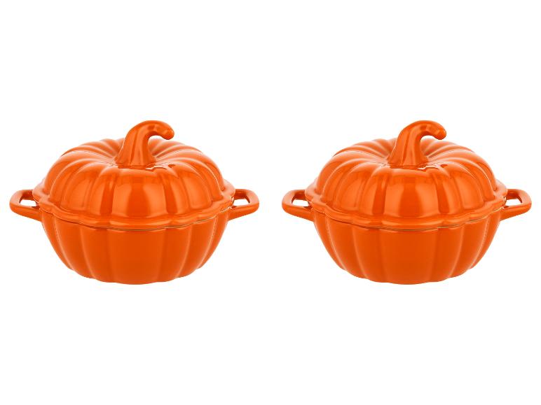 Deux plats de cuisson orange en forme de citrouille avec couvercles.
