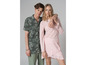 Une femme en robe rose et un homme en chemise camouflage
