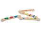 Jouets en bois avec des éléments colorés, y compris des blocs, des rouleaux et des billes.