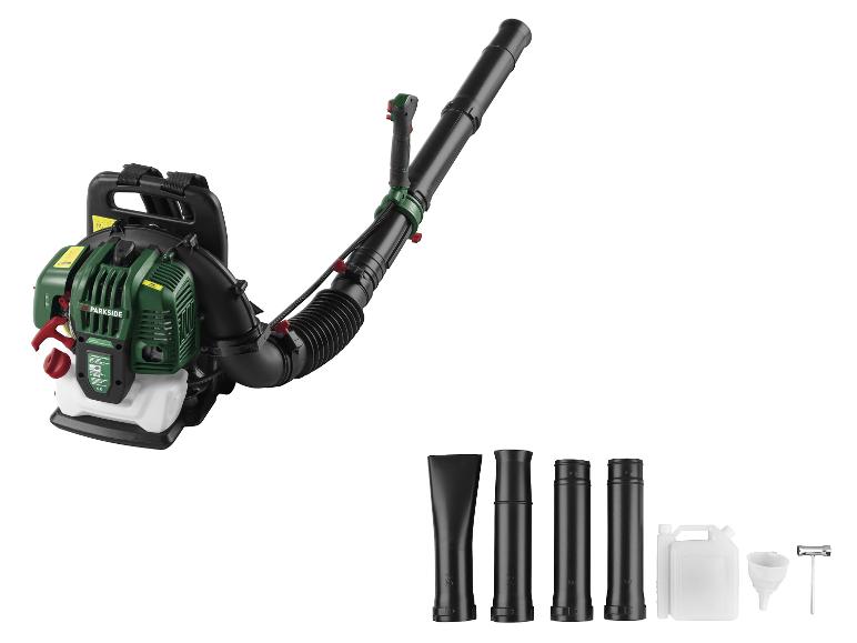 Souffleur de feuilles thermique avec accessoires, y compris diverses buses et un réservoir de carburant.