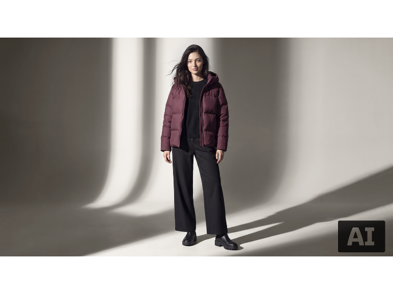 Femme en doudoune bordeaux, pull noir, pantalon large et bottines.