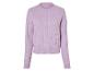 Pull violet en maille torsadée.