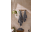 Serviettes grises et plante dans la salle de bain.