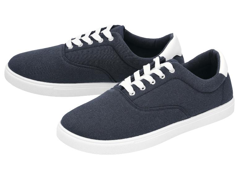 Une paire de baskets bleu marine avec des lacets et des semelles blanches.
