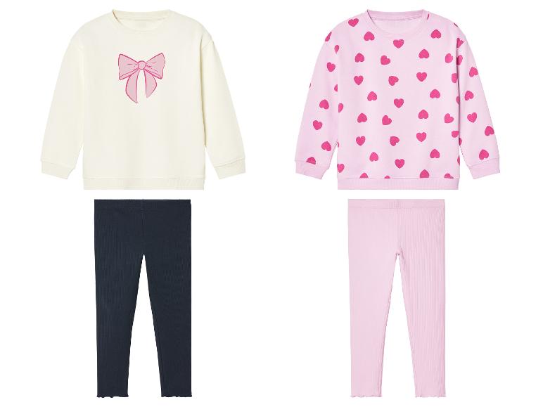 Sweatshirts et leggings pour enfants : l'un avec un nœud, l'autre à motifs cœurs.