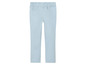 Un jean bleu clair avec une taille élastique.