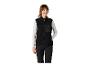 Femme en gilet polaire noir avec fermetures éclair oranges et pantalon noir