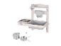 Cuisine en bois blanc Roba avec accessoires en acier inoxydable.