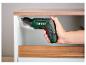 Une main utilise un tournevis Parkside PAS D7 pour assembler une armoire.