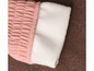 Un pantalon rose avec une doublure en polaire blanche.