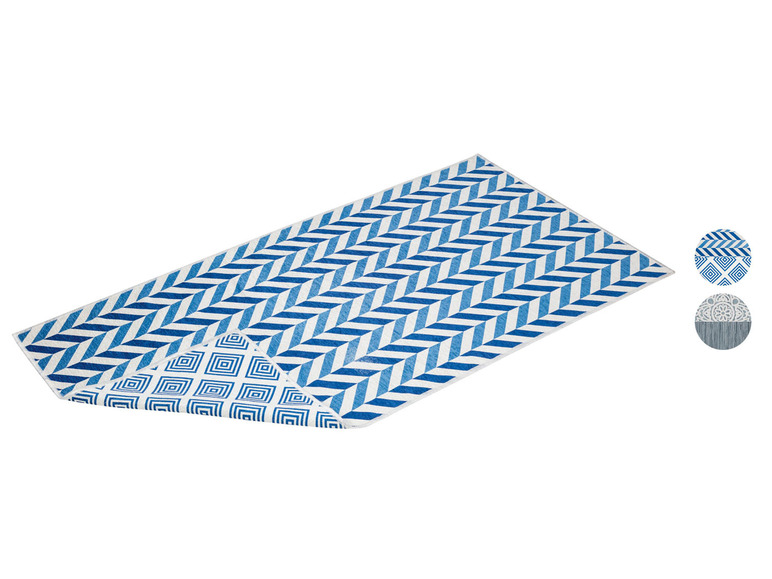 Serviette de plage avec motif chevron et géométrique.