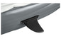 Un kayak gris avec une aileron noir.