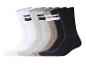 Six paires de chaussettes de sport rayées en blanc, gris, beige et noir.