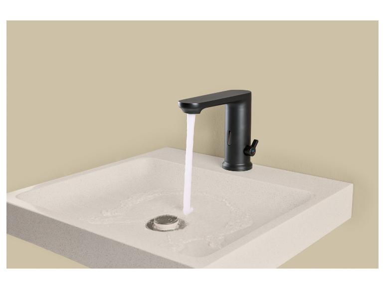 Robinet noir avec de l'eau qui coule sur un lavabo clair.