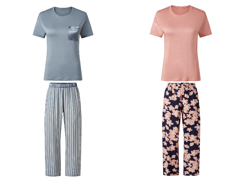 Deux pyjamas pour femmes : un bleu à rayures et un rose à fleurs.