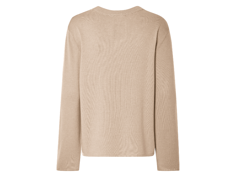 Pull beige à manches longues.
