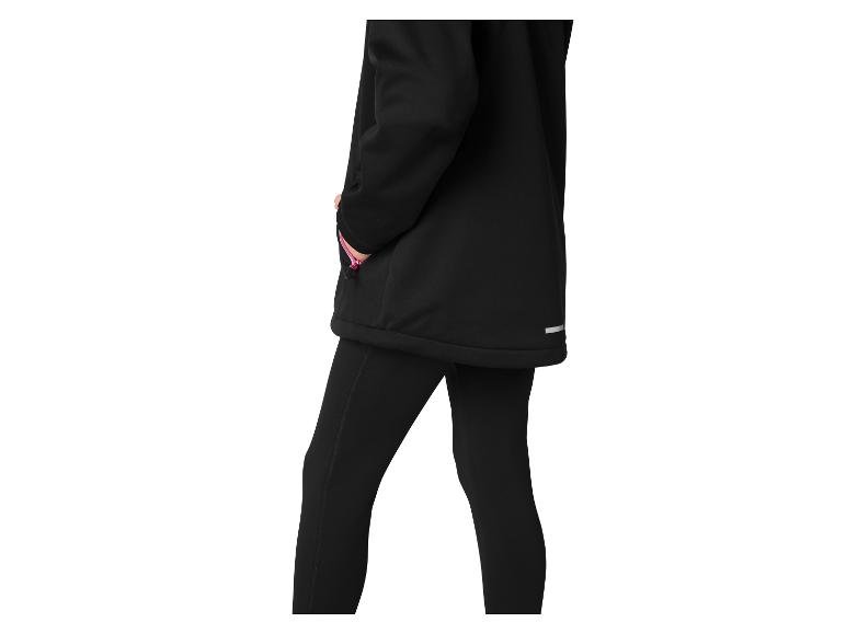 Femme en haut de sport noir à manches longues et leggings noirs