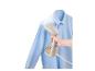 Main tenant un défroisseur vapeur pour repasser une chemise bleu clair.