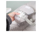 Une chaise haute grise avec une ceinture de sécurité blanche