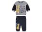 Un t-shirt gris à manches longues avec l'impression 'Le Roi Lion' et un pantalon bleu marine avec l'impression 'Simba'.