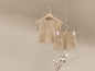 T-shirt et short beiges accrochés à un cintre en bois.