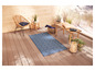 Un tapis d'extérieur bleu avec un motif géométrique sur une terrasse en bois.