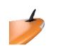 Gros plan d'un paddleboard gonflable orange avec une aileron noire.