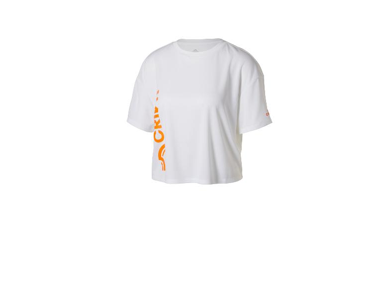 T-shirt blanc à manches courtes avec texte vertical orange sur le côté gauche.