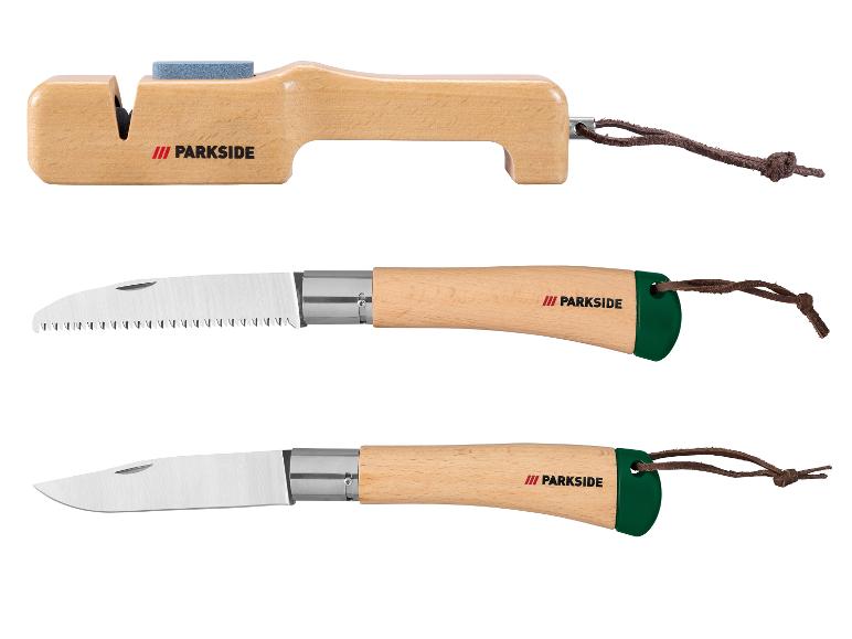 Aiguiseur de couteaux en bois et deux couteaux pliants avec manches en bois, l'un à lame dentelée, l'autre lisse.