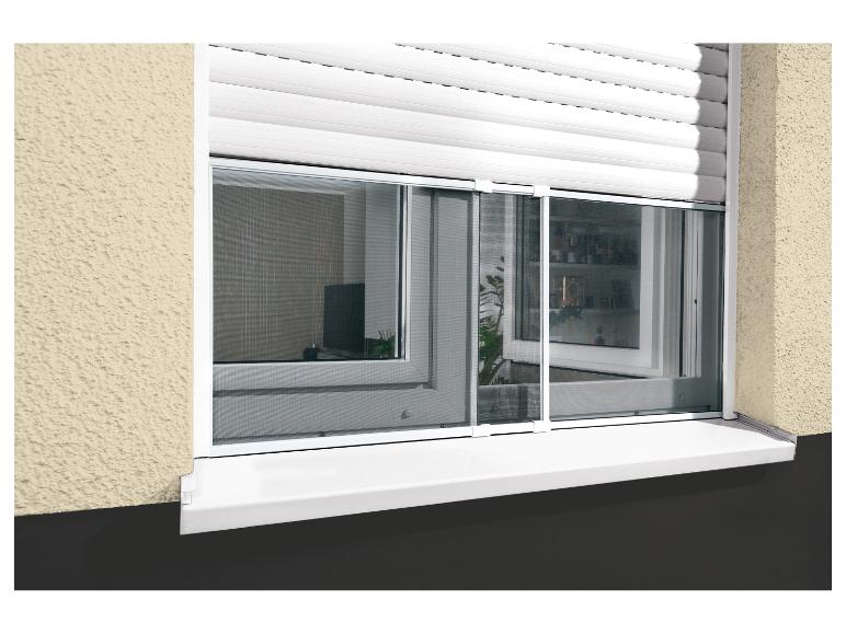 Volet roulant blanc et moustiquaire sur fenêtre avec façade beige.