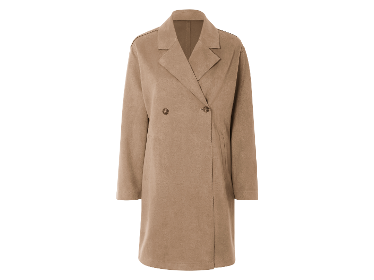 Un long manteau beige en daim.