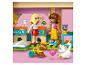 Deux figurines LEGO Friends dans une cuisine avec un chiot et un chat.