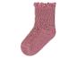 Une chaussette rose avec une texture côtelée et un bord ondulé.