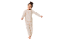 Fille souriante en pyjama crème à étoiles.