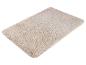 Tapis beige clair, doux et moelleux.
