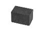 Bloc rectangulaire noir en matériau poreux.