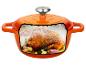Cocotte orange avec un poulet rôti, de l'ail et des herbes à l'intérieur.