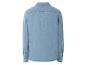 Chemise en jean bleu clair à manches longues.