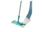 Un balai-mop Vileda avec une serpillière en microfibre.