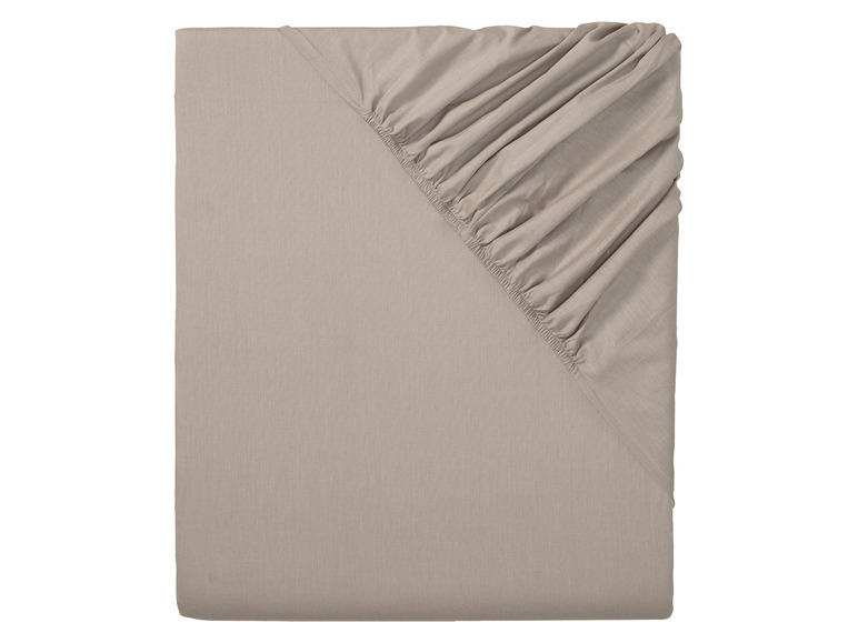 Un drap-housse beige avec élastique.