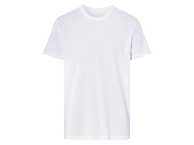 Un t-shirt blanc à manches courtes.