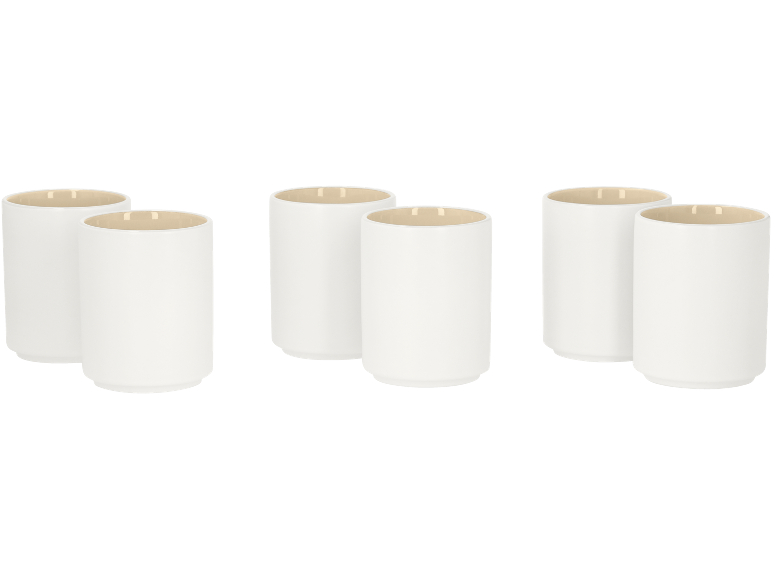 Lot de six tasses en céramique blanche avec intérieur beige, disposées par paires