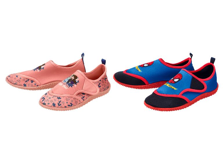 Chaussons d'eau pour enfants roses à motif floral et bleus à motif de super-héros.