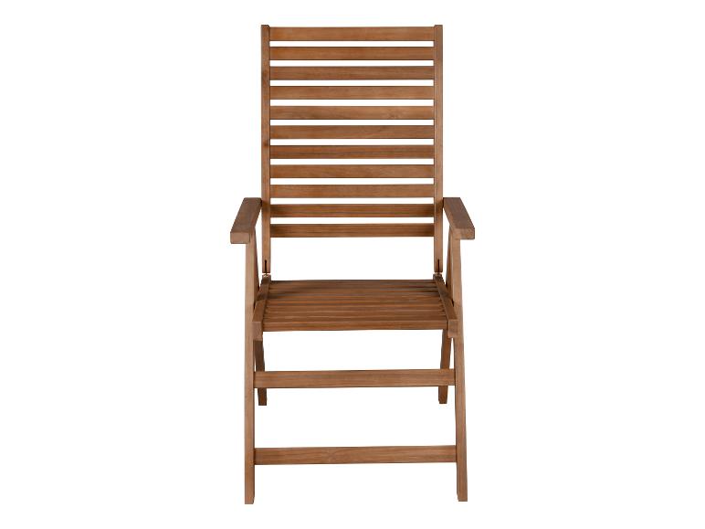 Une chaise de jardin en bois avec accoudoirs.