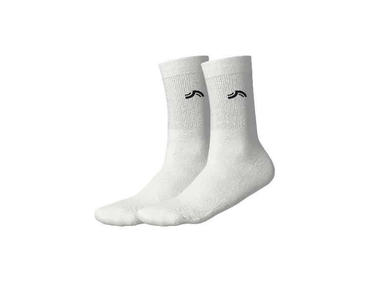 Deux chaussettes blanches avec un logo noir