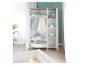 Armoire bébé blanche avec étagères remplies de vêtements et accessoires, à côté d'un lit bébé.
